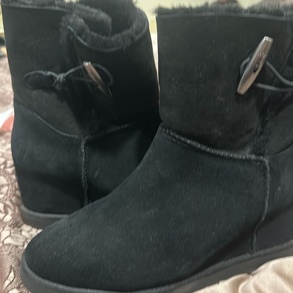 Ugg boots with side toggle and hidden wedge. Size 12 - Picture 1 of 3